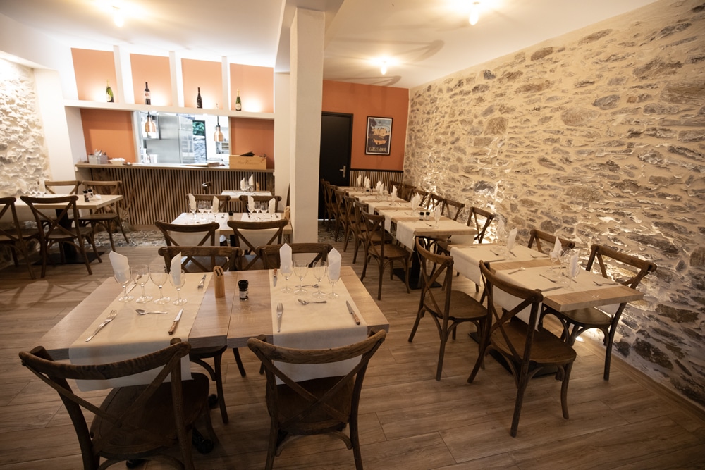 salle de restaurant Les Meulières vue vers la cuisine